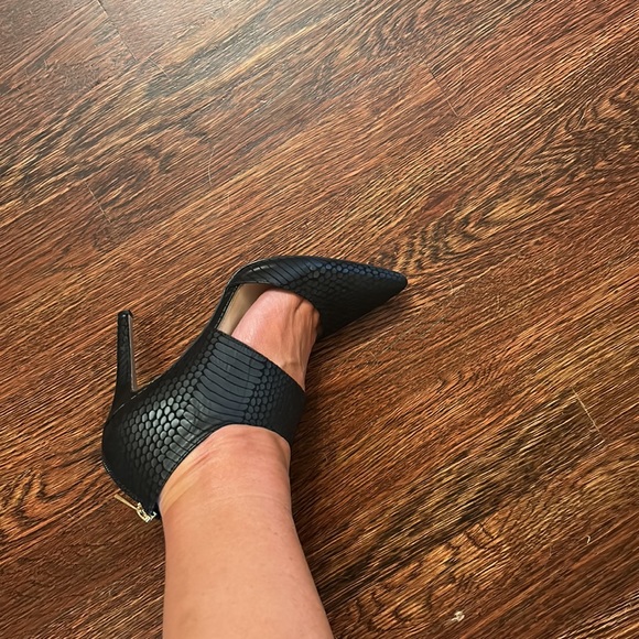 Jessica Simpson snake print black leather heels - Picture 3 of 3